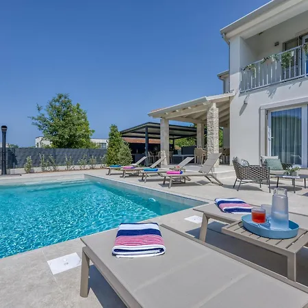 Aria With Heated Pool And Whirlpool - Happy Poreč