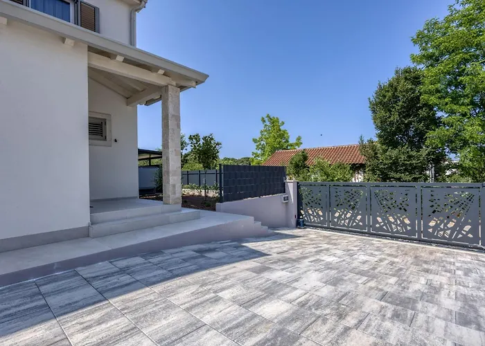 Aria With Heated Pool And Whirlpool - Happy Porec