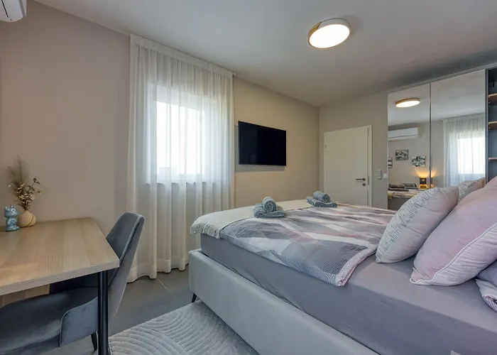 Aria With Heated Pool And Whirlpool - Happy Porec