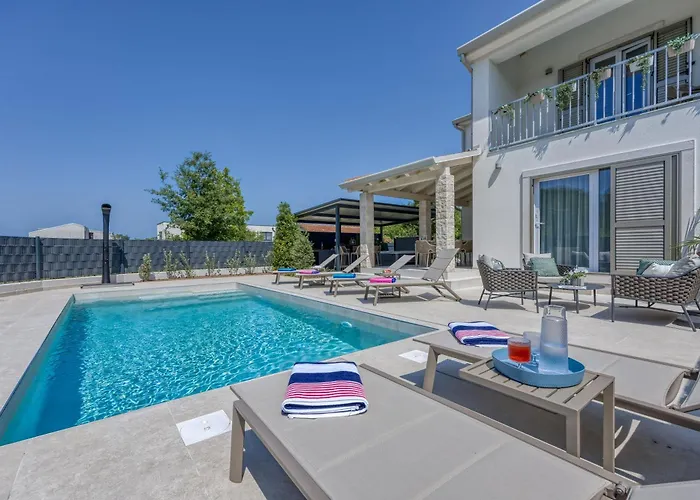 Aria With Heated Pool And Whirlpool - Happy Porec