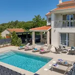 別荘 Aria With Heated Pool And Whirlpool - Happy ポレッチ