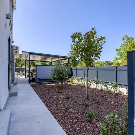 Aria With Heated Pool And Whirlpool - Happy Porec