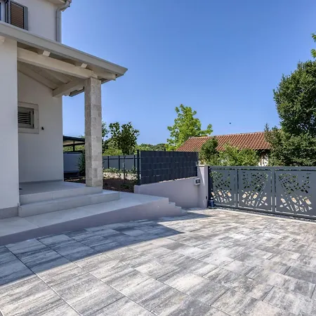 Aria With Heated Pool And Whirlpool - Happy Porec
