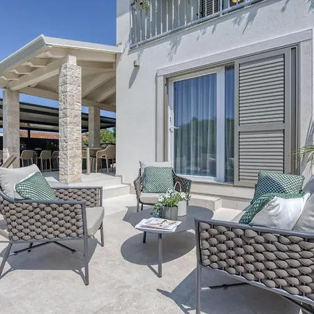 Aria With Heated Pool And Whirlpool - Happy Apartment Porec