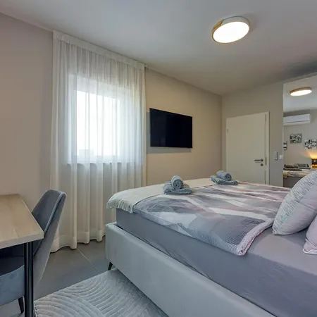 Aria With Heated Pool And Whirlpool - Happy Porec
