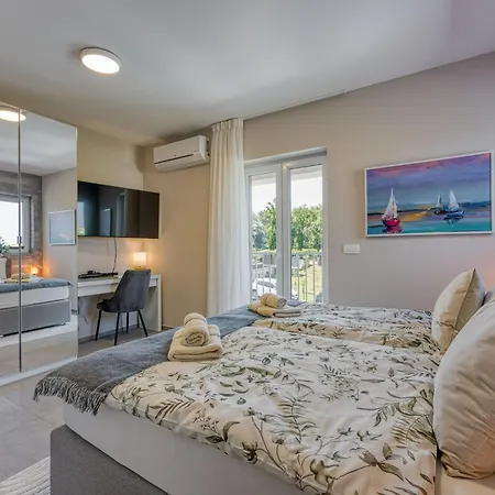Apartment Aria With Heated Pool And Whirlpool - Happy