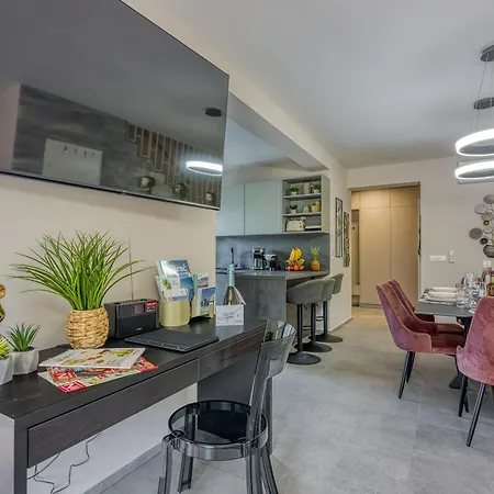 Aria With Heated Pool And Whirlpool - Happy Apartment Porec