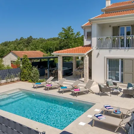 Сasa de vacaciones Aria With Heated Pool And Whirlpool - Happy Poreč