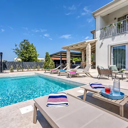 Aria With Heated Pool And Whirlpool - Happy Poreč