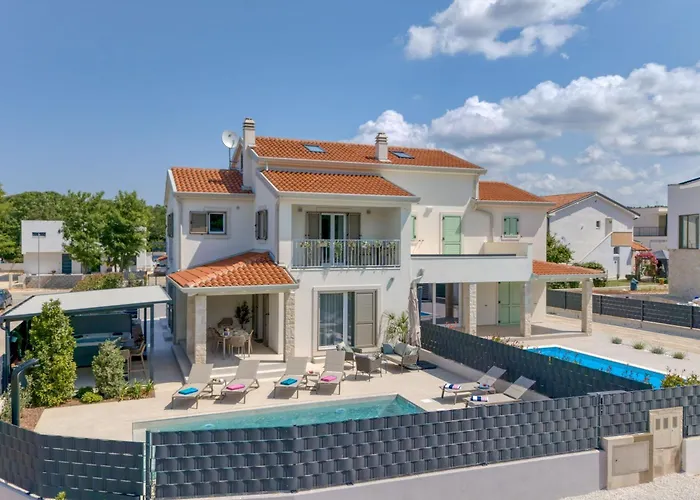 Aria With Heated Pool And Whirlpool - Happy