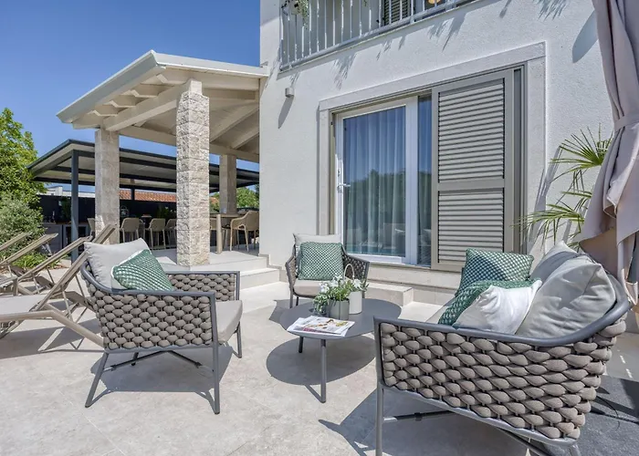 Aria With Heated Pool And Whirlpool - Happy Feriehus Poreč